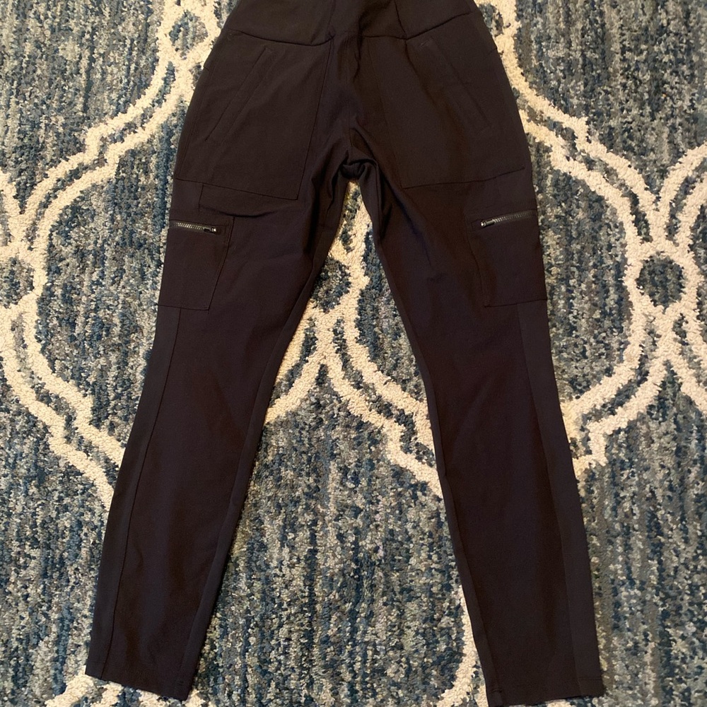 Black Athleta Headlands Hybrid Cargo legging size 8 women’s!